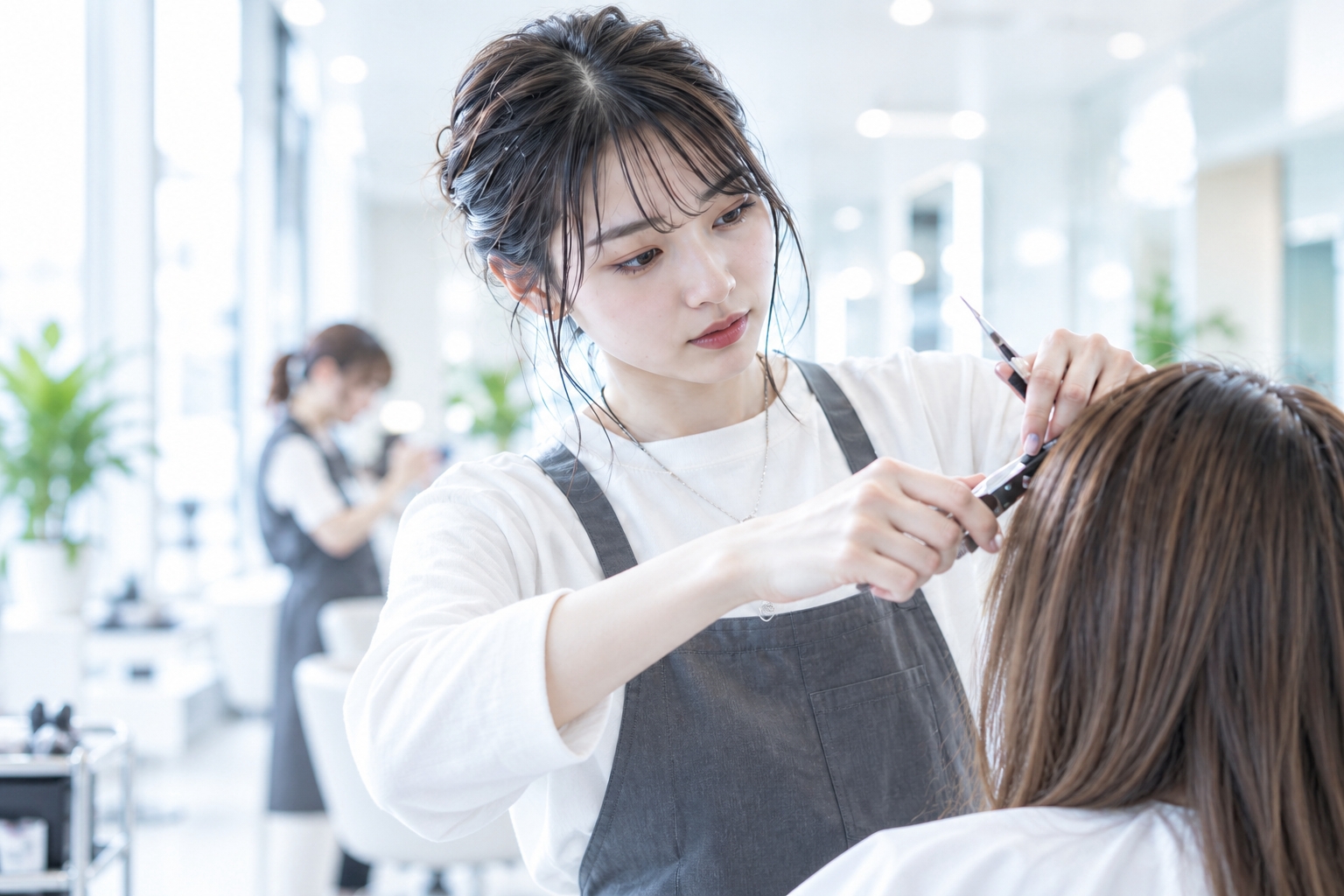 サロンで髪をカットするスタイリスト